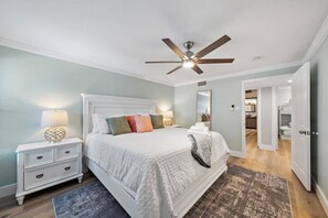 8 soverom, skrivebord, strykejern/-brett og reiseseng for barn