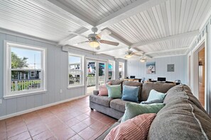 Smart-TV, videospill, fotballspill og bordtennis