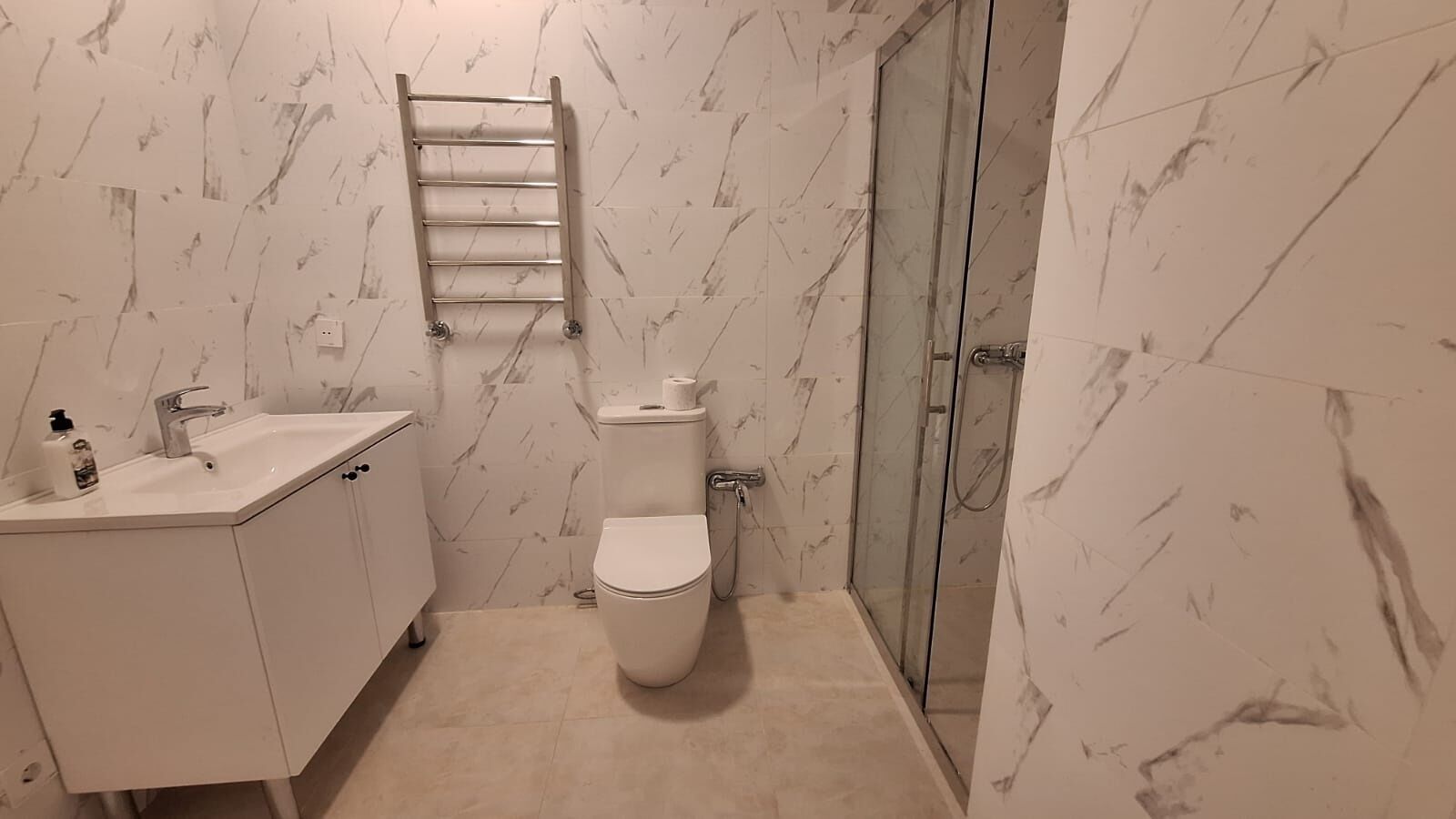 Ducha, secador de pelo, toallas y jabón