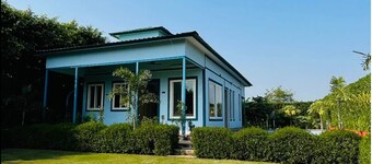 Cozy 2-bedroom farmhouse in awesome Noida with AC, WiFi