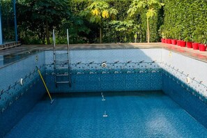 Pool - Cozy 2-bedroom farmhouse in awesome Noida with AC, WiFi (Noida)