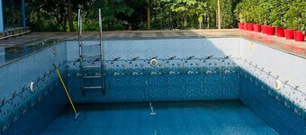 Cozy 2-bedroom farmhouse in awesome Noida with AC, WiFi