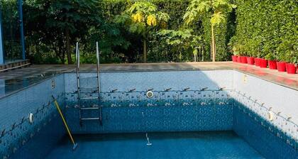 Cozy 2-bedroom farmhouse in awesome Noida with AC, WiFi