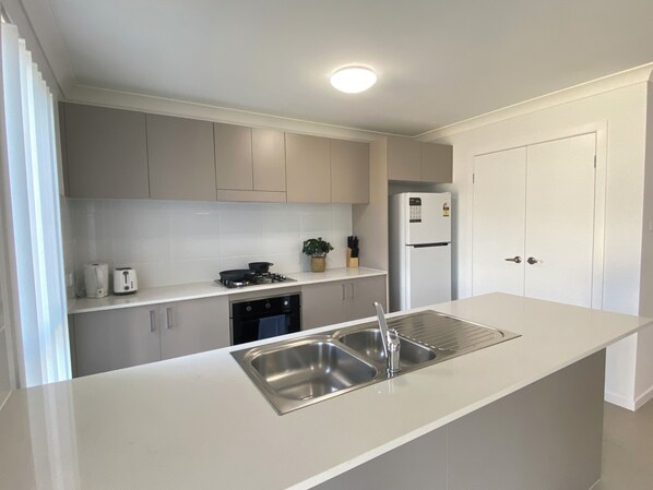 Réfrigérateur, micro-ondes, four, plaque de cuisson