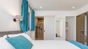 A modern bedroom with a bed, a shower, and a wardrobe. - Casa del Mare... Quiet location... spacious swimming pool... relaxing vacation. (Lakmartin)