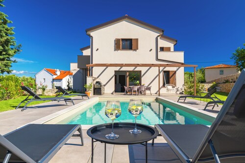 Casa del Mare... Quiet location... spacious swimming pool... relaxing vacation.