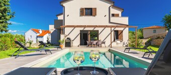 Casa del Mare... Quiet location... spacious swimming pool... relaxing vacation.