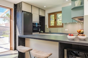 Oven, stovetop, dishwasher