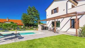 A modern house with a swimming pool, outdoor seating, and a pergola. - Casa del Mare... Quiet location... spacious swimming pool... relaxing vacation. (Lakmartin)