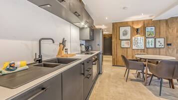 Fridge, oven, stovetop, dishwasher