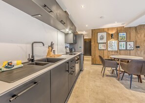 Réfrigérateur, un four, surface de cuisson, lave-vaisselle