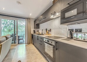 Fridge, oven, stovetop, dishwasher