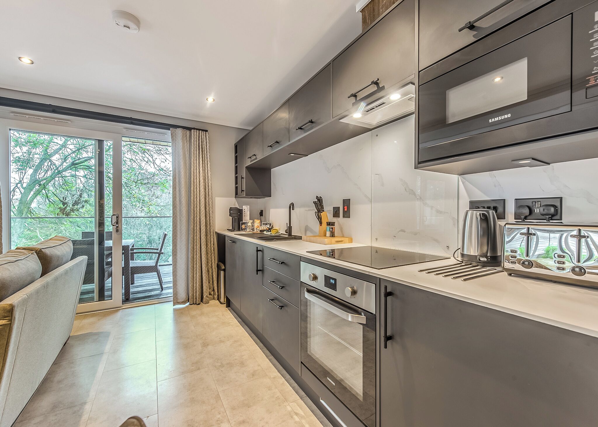 Fridge, oven, stovetop, dishwasher