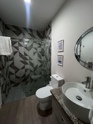Douche, sèche-cheveux, serviettes fournies, savon