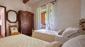 4 bedrooms, iron/ironing board, internet, bed sheets