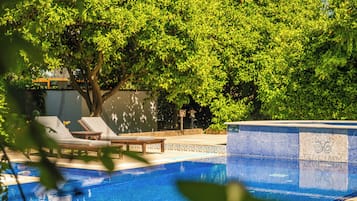 Hồ bơi ngoài trời phục vụ theo mùa