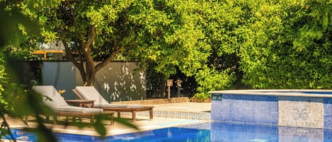 Hồ bơi ngoài trời phục vụ theo mùa