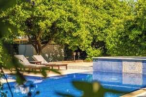 Una piscina al aire libre de temporada