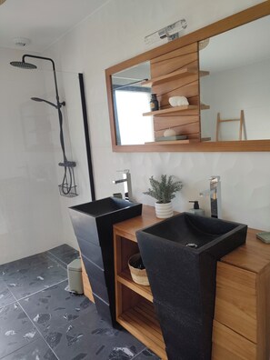 Shower, jetted bath, hair dryer, towels - Invitation to the seaside Portbail 400m beach (Port-Bail-sur-Mer)