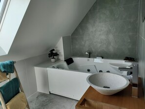Douche, baignoire Ă jets, sĂšche-cheveux, serviettes fournies