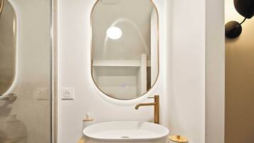 SĂšche-cheveux, serviettes fournies