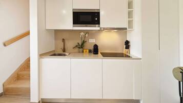 Kühlschrank, Mikrowelle, Ofen, Herdplatte