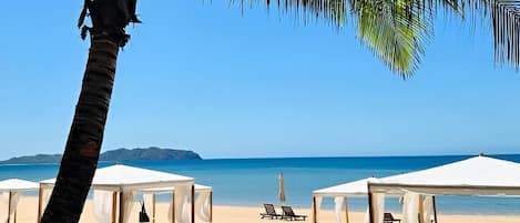 Di pantai, pasir putih, bar pantai, luncur air