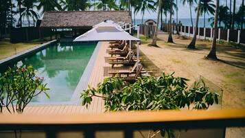 Suíte luxo, vista para a piscina | Roupas de cama premium, frigobar, espaço de trabalho para notebook