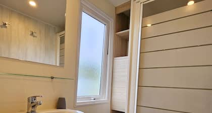 Tiny house 6B by pond - ideal for expats, entrepreneurs & nature lovers