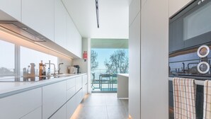 Kaffetrakter/tekoker, kjøleskap, mikrobølgeovn og ovn