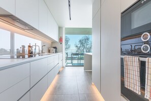 Kühlschrank, Mikrowelle, Ofen, Herdplatte