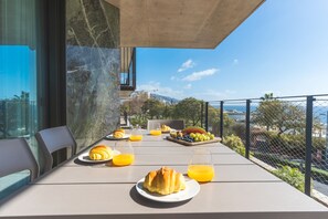 Outdoor dining - Monumental Sea&Sky by Atlantic Holiday (Funchal)