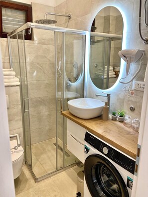 Haartrockner, Handtücher, Seife, Toilettenpapier