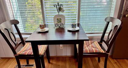 2BR Cottage, walk to Wake Forest