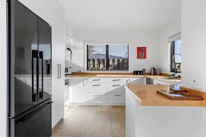 Réfrigérateur, four à micro-ondes, un four, surface de cuisson