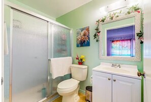 シャワー、ヘアドライヤー、タオル、石鹸