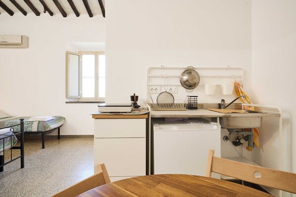 Fridge, coffee/tea maker