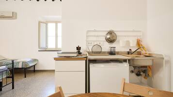 Fridge, coffee/tea maker