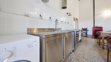 Fridge, coffee/tea maker
