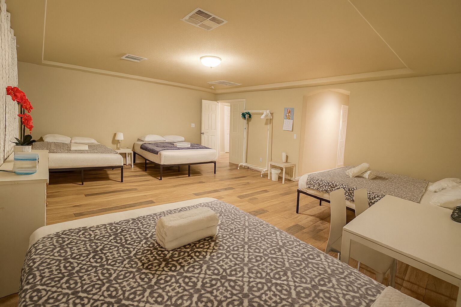 6 slaapkamers, een bureau, een strijkplank/strijkijzer, gratis wifi