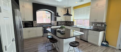 Frigorífic, microones, forn i placa de cuina