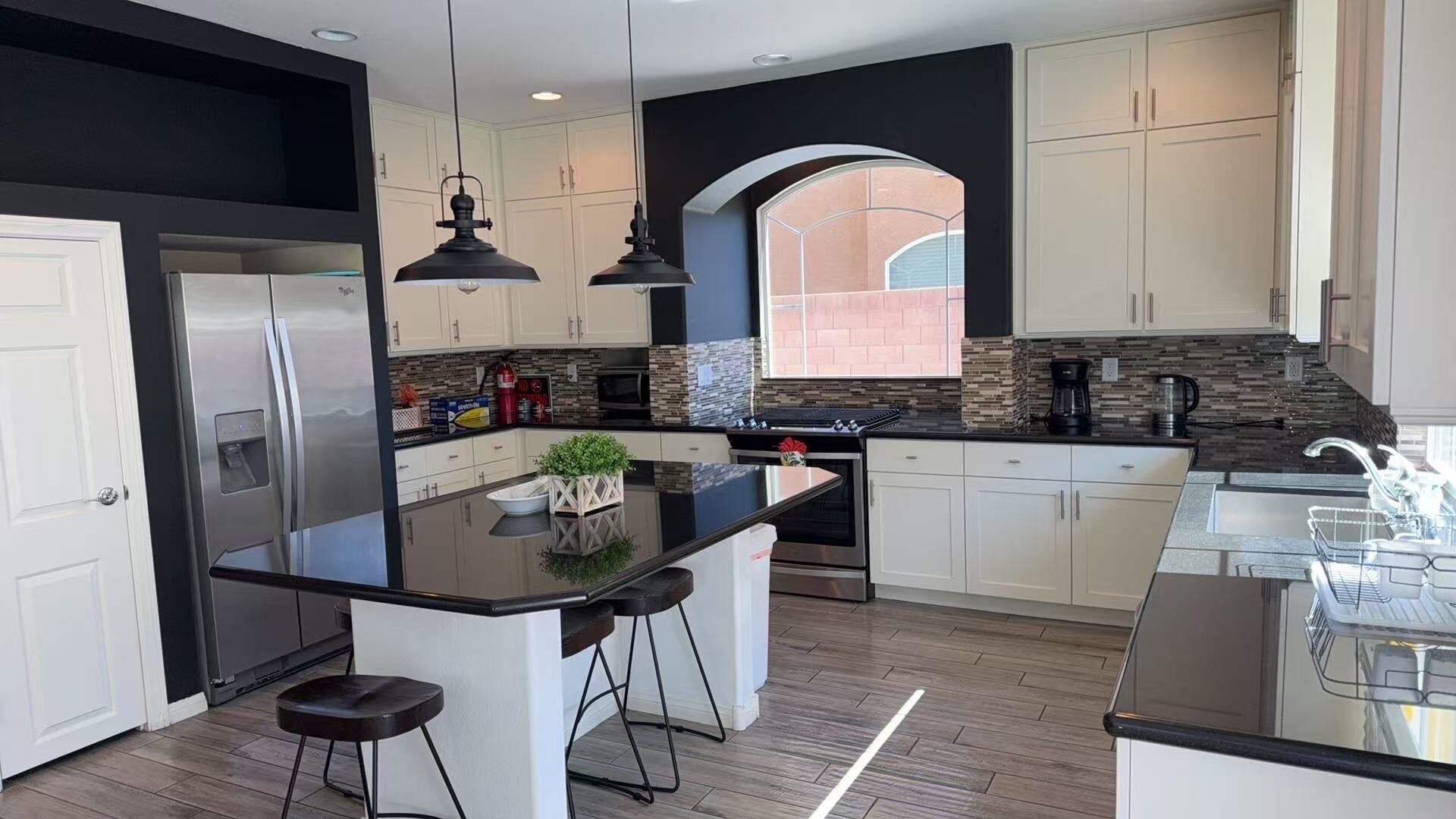 Een koelkast, een magnetron, een oven, een kookplaat