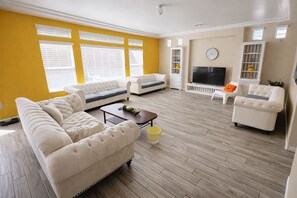 Smart TV, DVD player - Luxury 6BR Villa · 4000sqft · 11 Beds · Sleeps 16+ · Parking · Near Strip (Las Vegas)