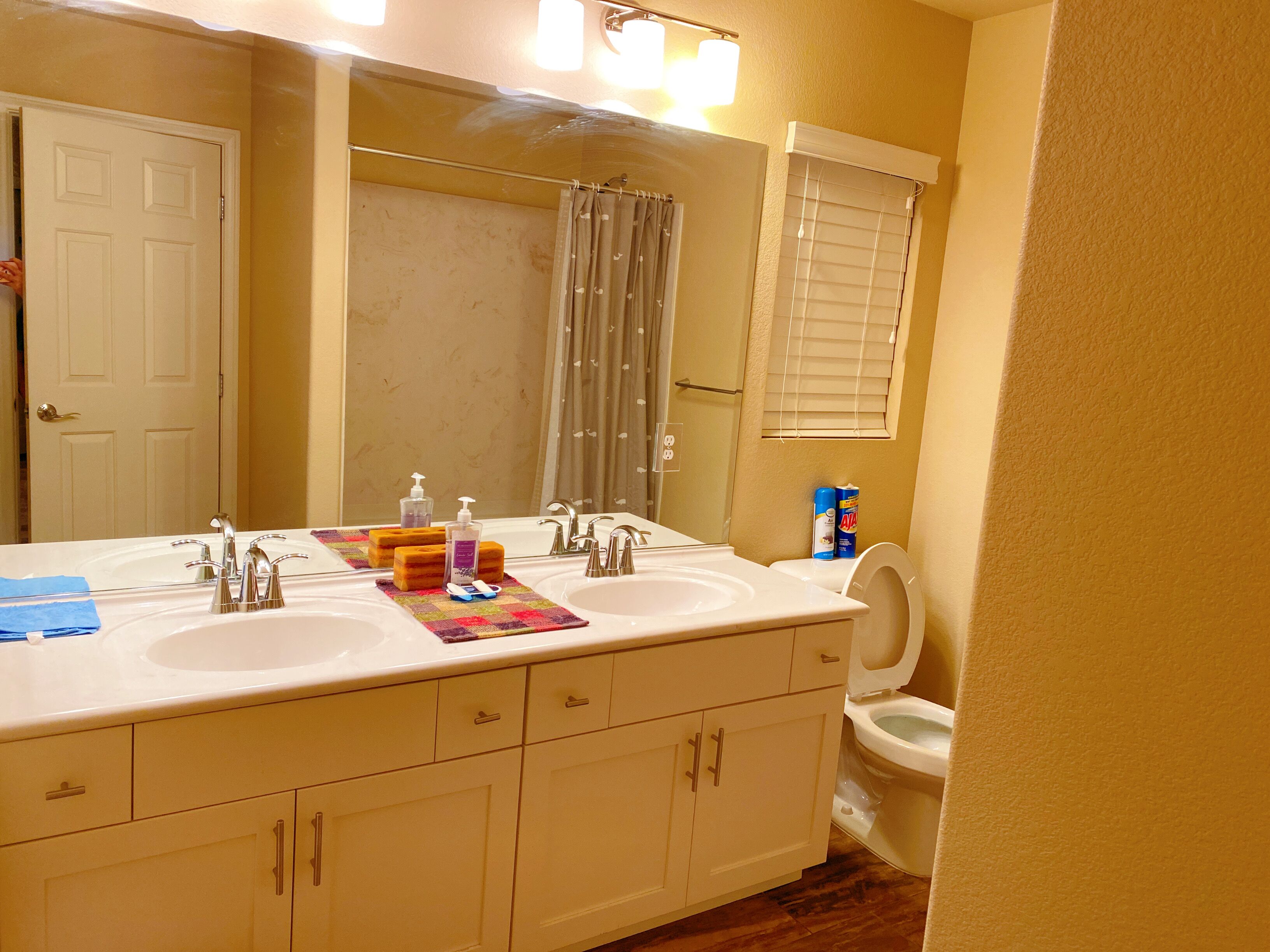 Een douche, een haardroger, handdoeken, zeep