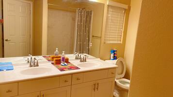 Douche, sèche-cheveux, serviettes fournies, savon