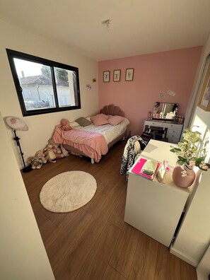 4 bedrooms, iron/ironing board, WiFi, bed sheets