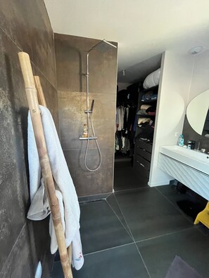 Haartrockner, Handtücher, Seife, Toilettenpapier