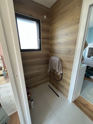 Haartrockner, Handtücher, Seife, Toilettenpapier