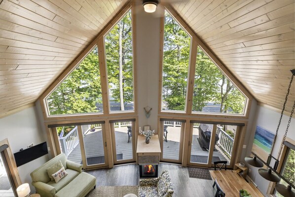 Smart TV, fireplace, books - Attitude Adjustment on Glen Lake (Glen Arbor)