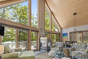 Smart TV, fireplace, books - Attitude Adjustment on Glen Lake (Glen Arbor)